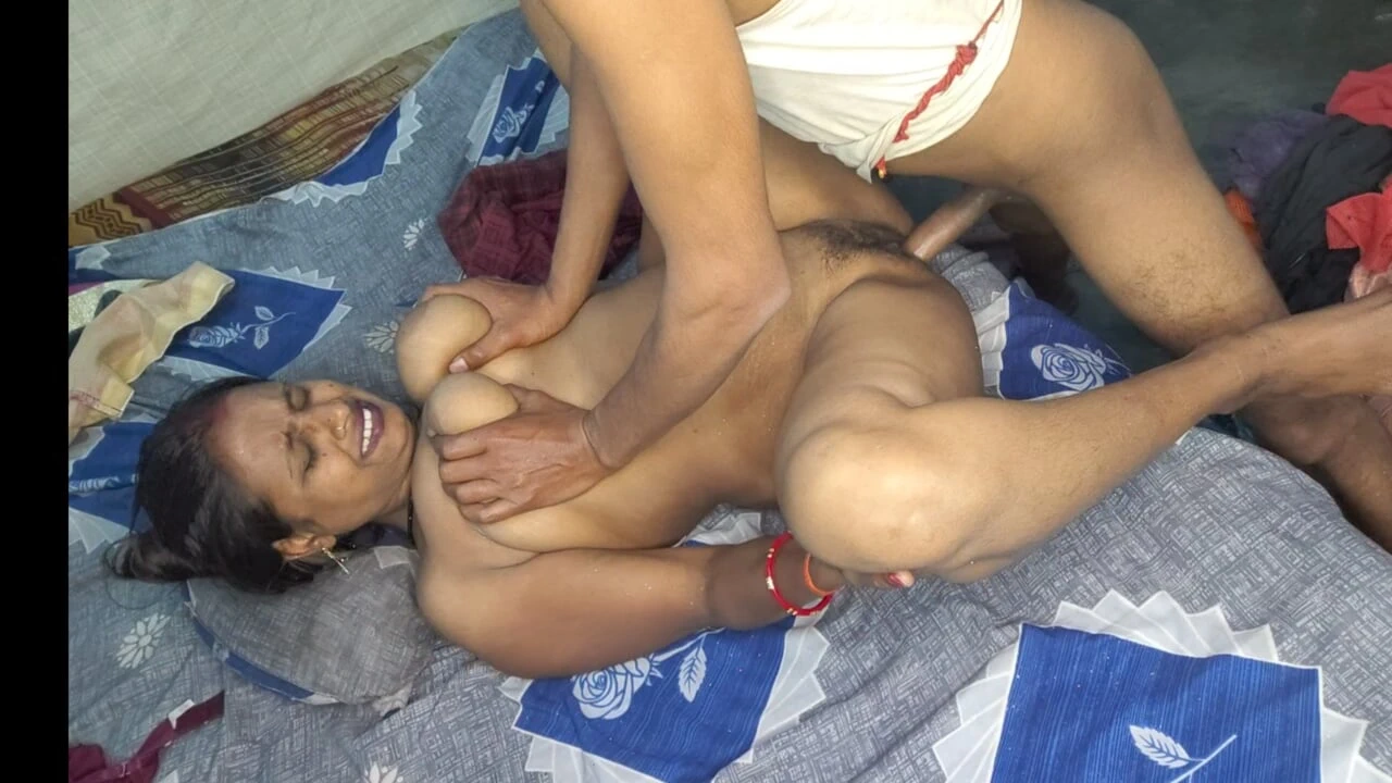 Desi Village Maiden’s Untamed Pleasure Under Open Skies