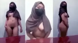 Gadis Jelang Dewasa Berpose Tanpa Busana Di Hadapan Lensa
