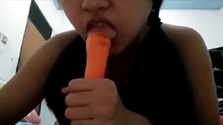 Mahasiswi Mandiri Dengan Wortel Di Kamar Kos