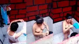 Mengintip Tetangga Mandi Dengan Tubuh Menggoda