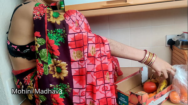 गर्म भारतीय देसी फल बेचने वाली और ग्राहक के साथ सौदेबाजी में जंगली चुदाई का मजा