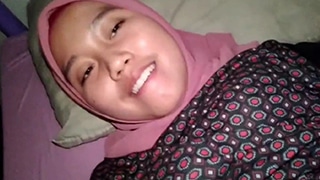 Mahasiswi Hijab Digoyangin Sama Pacar Sampai Merem Melek