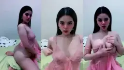 Pantat Montok Menggoda Host Ganteng, Bikin Ngiler