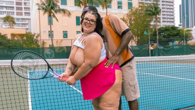 Plumper Pass – Serving Up Luna’s Thick, Juicy Ass