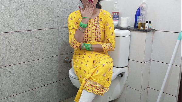 भारतीय गरम स्टेप माँ ने बेटे को वाशरूम में गंदी तरह से चोदा हिंदी आवाज़ में