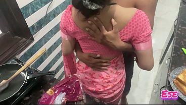 Desi Bhabhi Ki Chudai Jab Wo Kitchen Mein Garam Khana Bana Rahi Thi, Uski Choli Udh Gayi