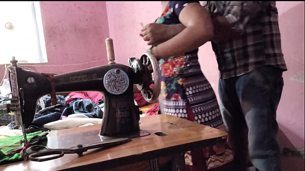 देसी भाभी को सिलाई करते वक्त अंकल ने जबरदस्त चोदाई की
