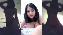 Babyfe Telanjang Di Gelap, Tubuh Basah Kuyup Menunggu Sentuhan.
