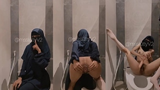 Ngemil Jilbab Basah, Miss Lutty Colmek Liar Di Toilet Mall.